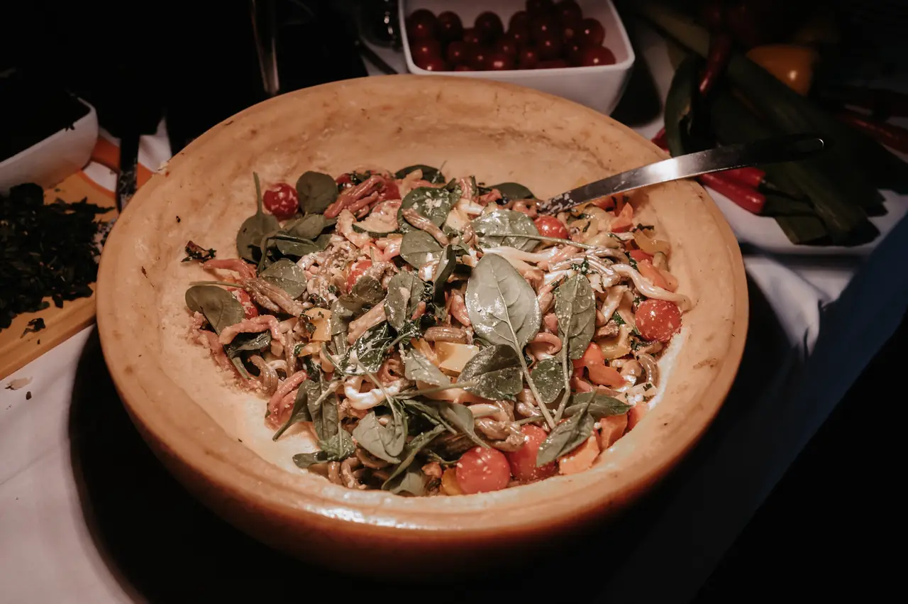 Große Holzschüssel mit mediterranen Antipasti auf dem Buffet