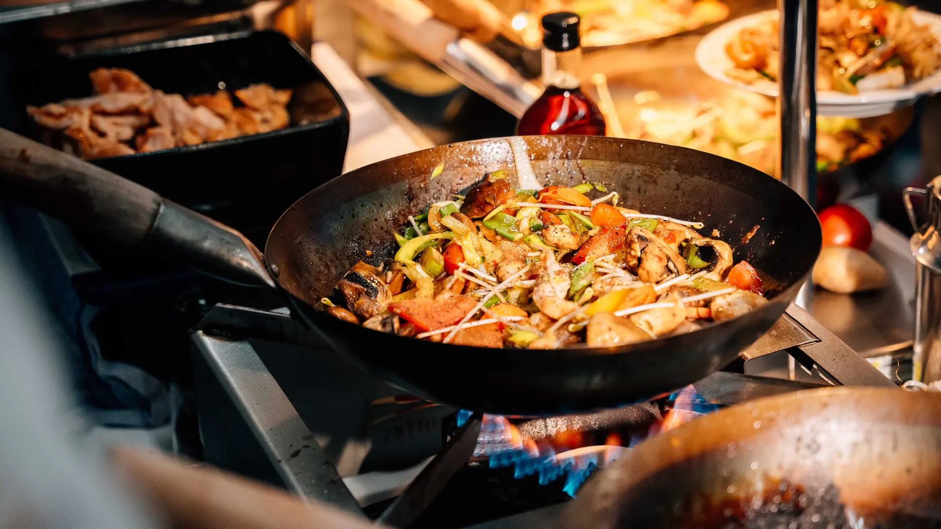 Mehrere Pfannen mit frischen Gerichten auf dem Buffet
