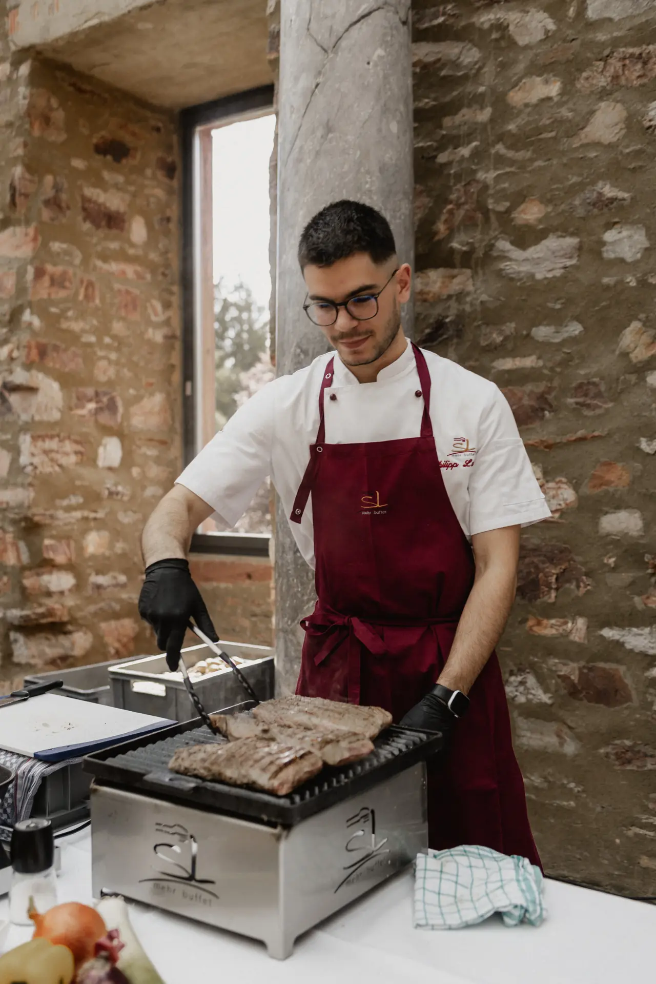 Koch von SL mehr buffet an der mobilen Grillstation