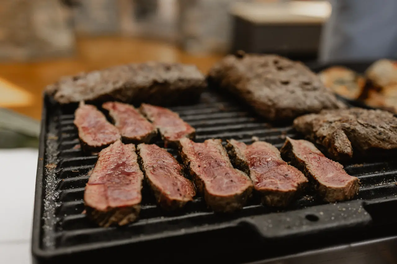 Fleisch auf dem Grill — Live-Cooking hautnah