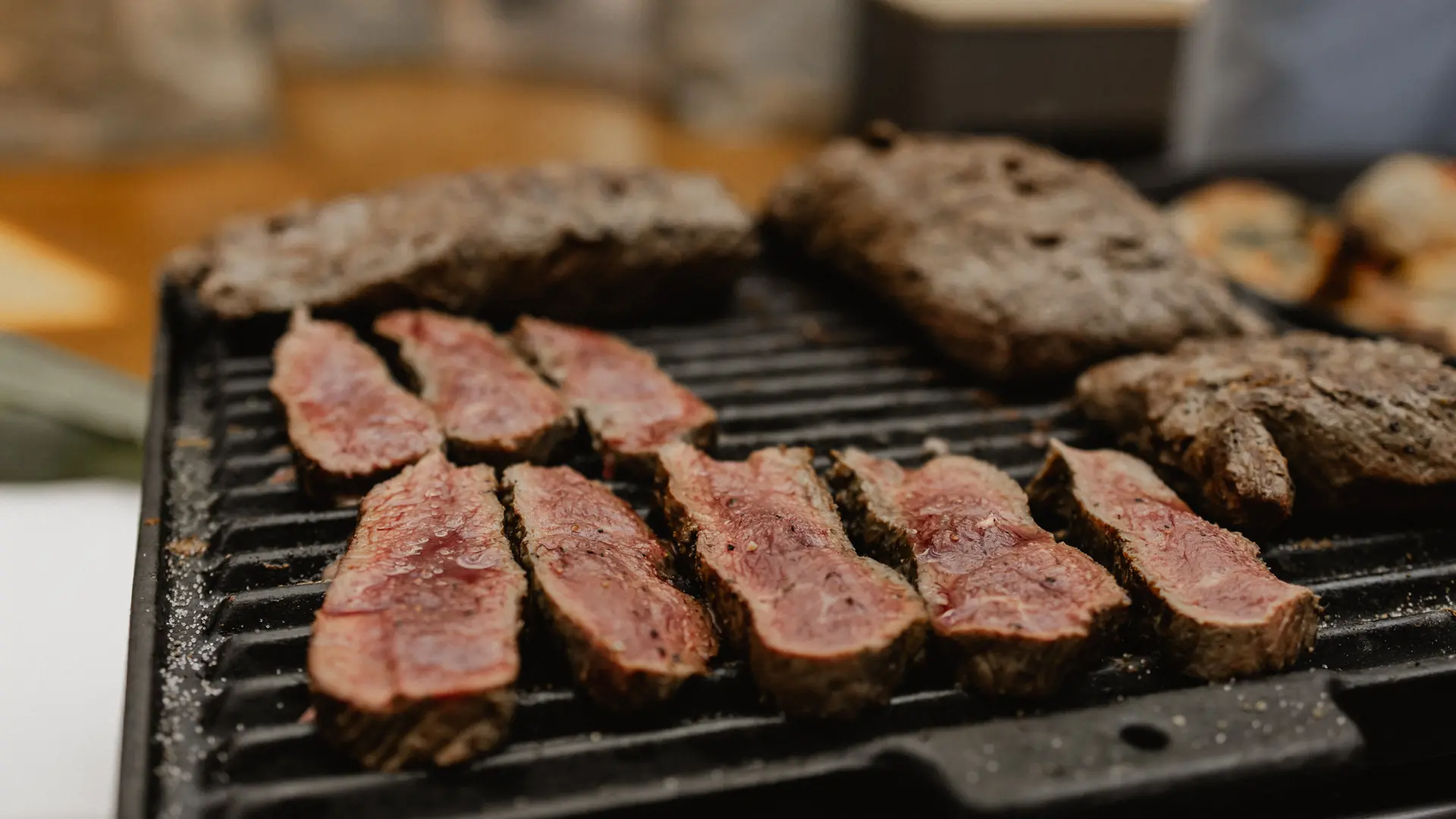 Fleisch auf dem Grill — Live-Cooking hautnah