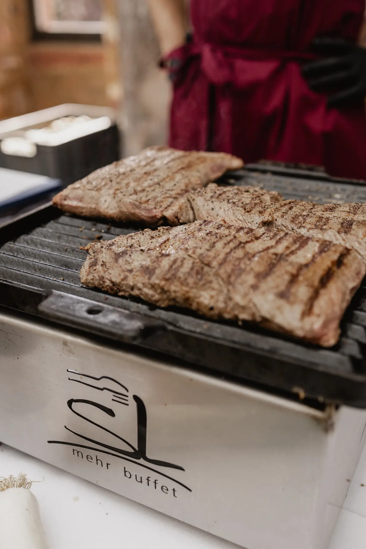 Fleisch auf dem Grill der mobilen SL-Station