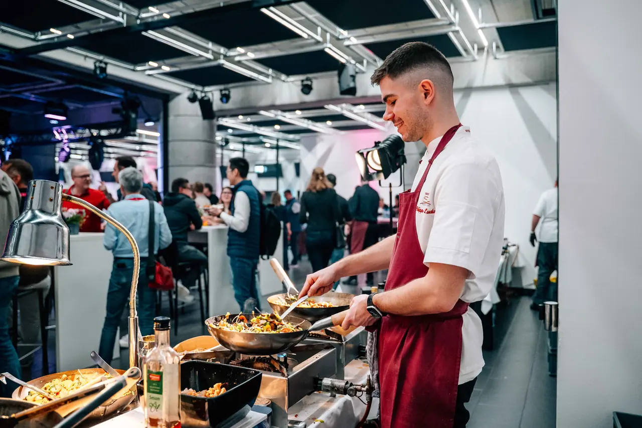 Koch von SL mehr buffet kocht im Eventraum frisch an der Wok-Station