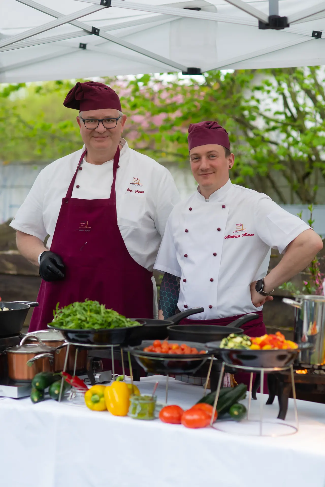 Zwei Köche von SL mehr buffet an der Live-Cooking-Station im Freien