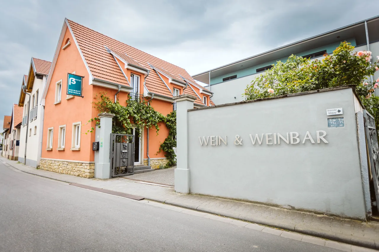Weingut Deiß: Außenansicht mit Wein & Weinbar