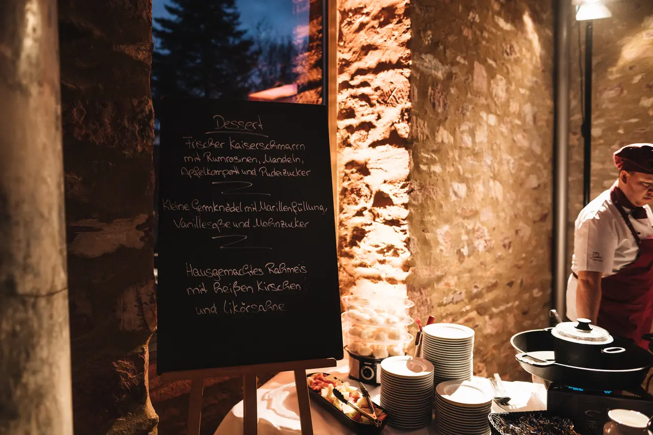 Veranstaltungsort mit Steinwänden und Tafel — Catering von SL mehr buffet