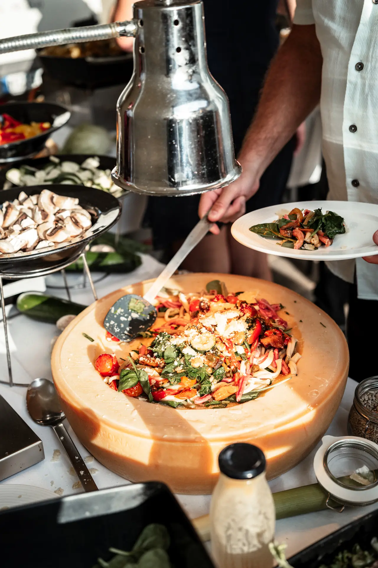 Pasta wird im Parmesan-Laib veredelt — Live-Cooking von SL mehr buffet