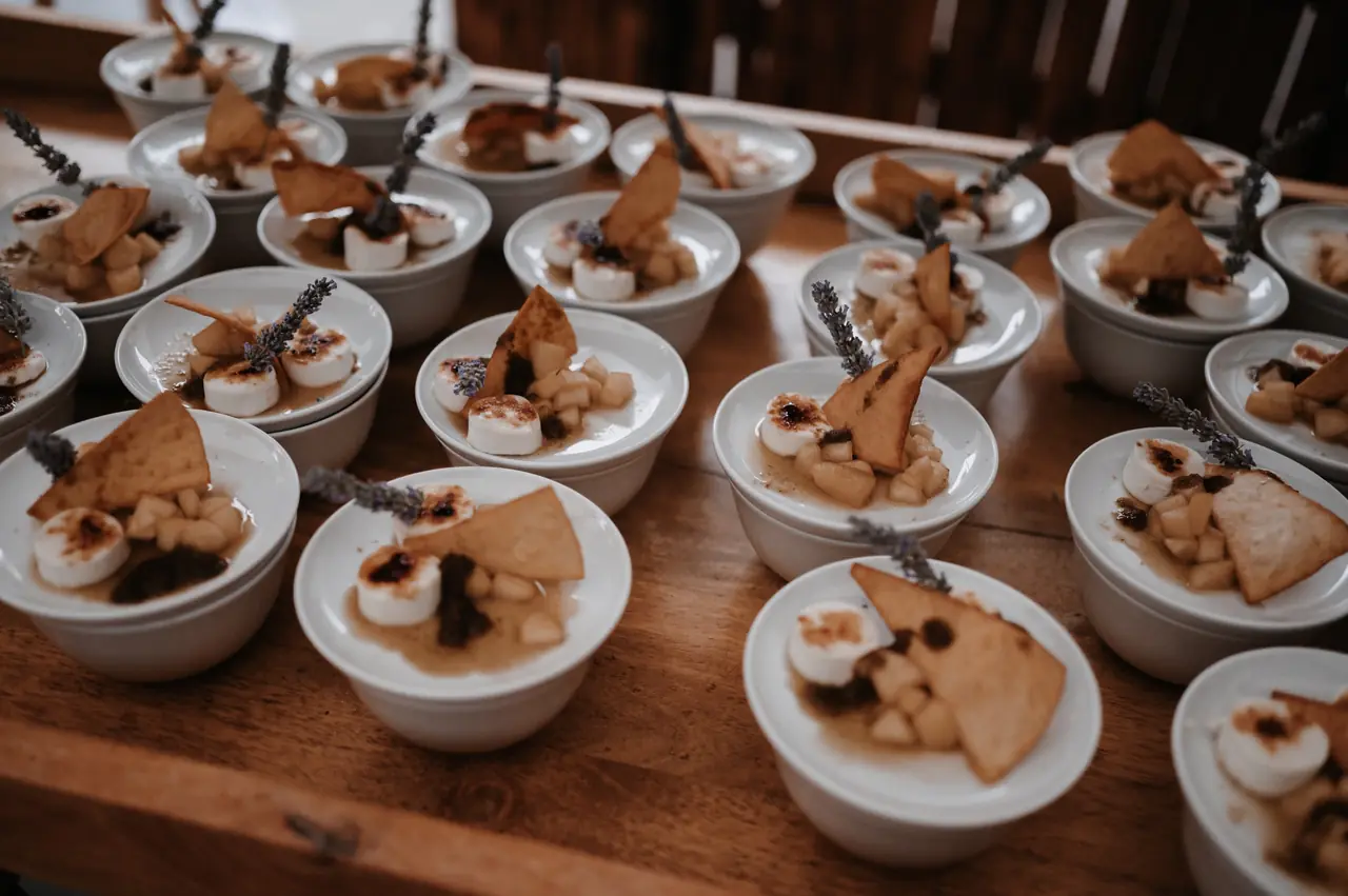Viele kleine Schälchen mit Desserts und Häppchen auf einem Buffet