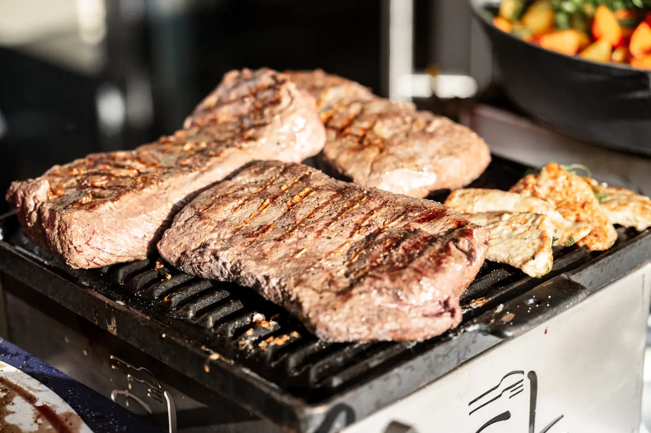 Steaks und Gemüse auf dem Grill
