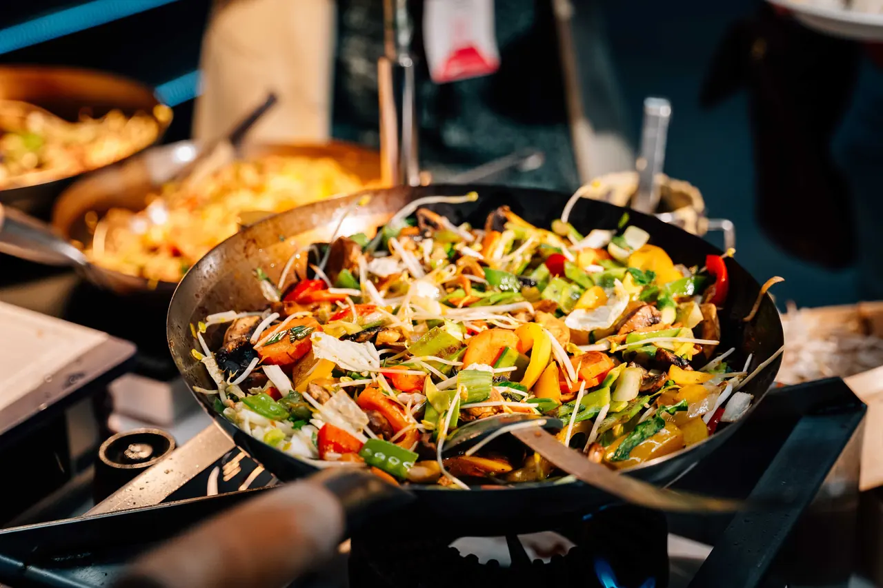 Frisch geschwenktes Gemüse im Wok, direkt vor den Gästen zubereitet